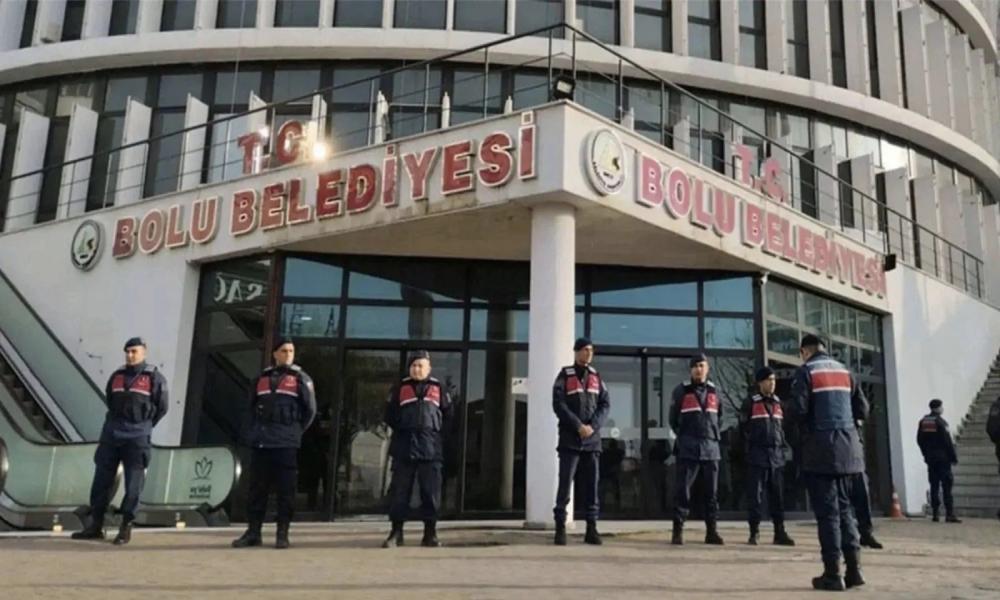 Bolu Belediyesi'ne operasyon: Jandarma ekipleri binada arama yapıyor!
