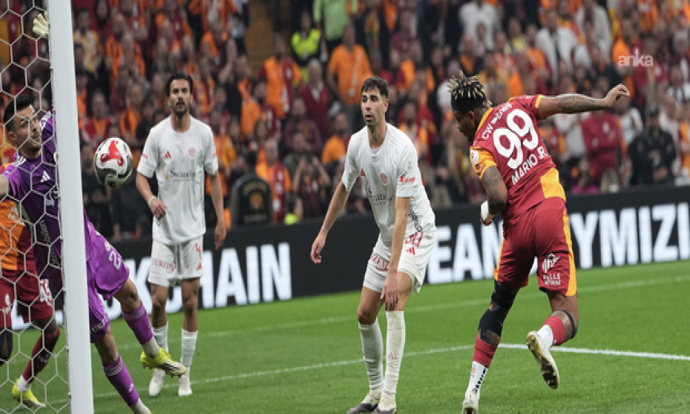 Galatasaray, Antalyaspor’u yenerek Süper Lig’de şampiyon oldu