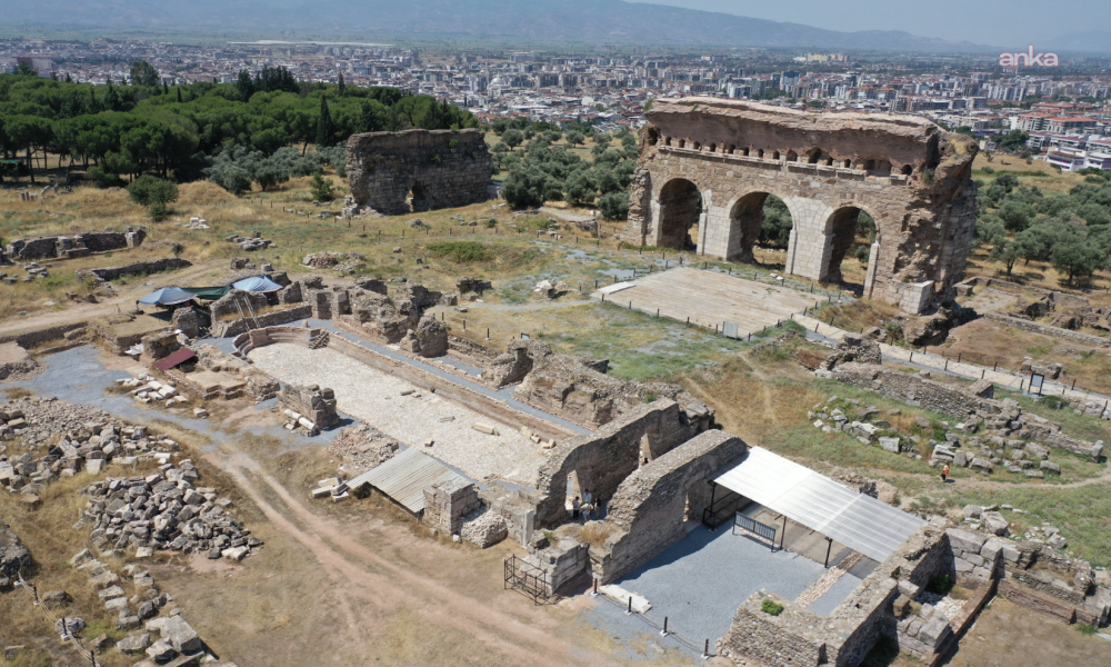 Kültür ve Turizm Bakanı Ersoy: Tralleis'te 2 bin yıllık antik havuz gün yüzüne çıkarıldı