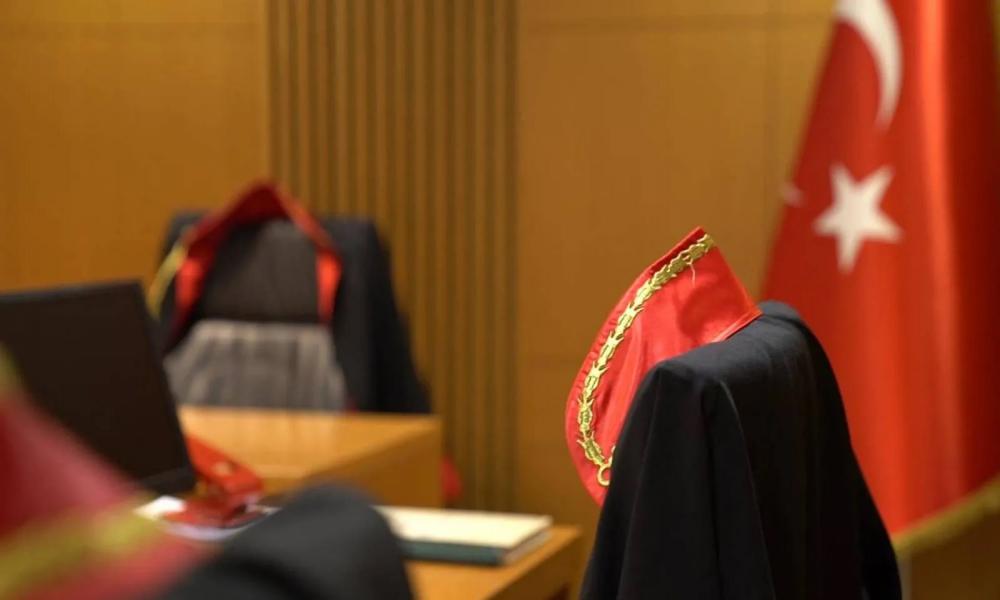 Cinayet suçlamasıyla tutuklanan eski savcı: Kız arkadaşım intihar etti, ayağımı ayna kesti