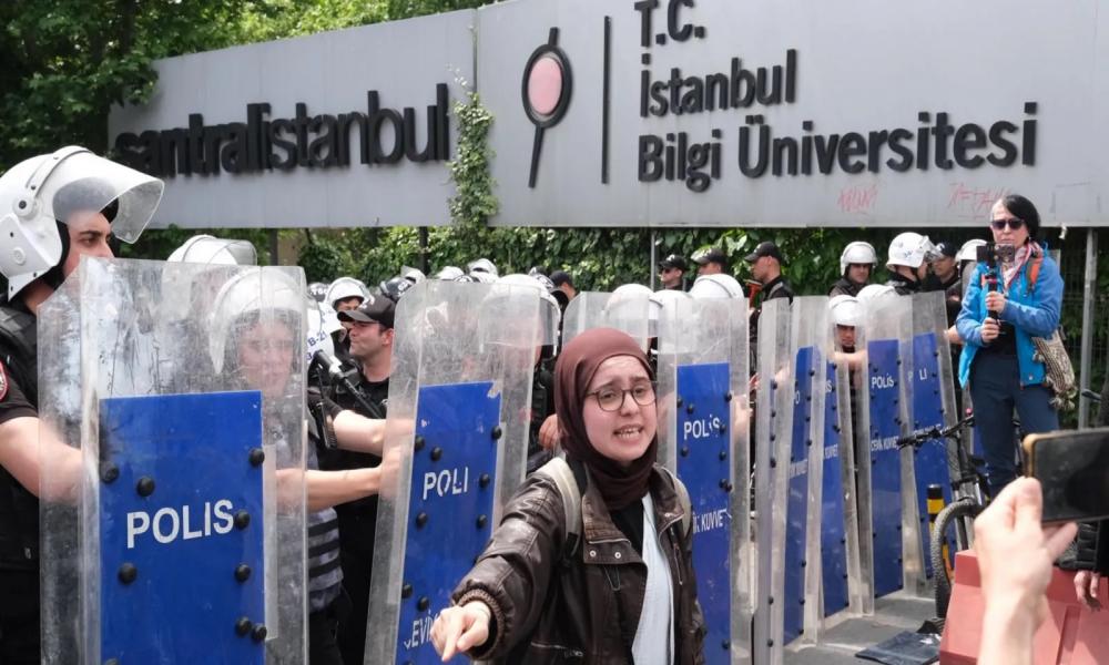 Kapatma kararına karşı protestolara katılan Bilgi Üniversitesi öğrencisi gözaltına alındı