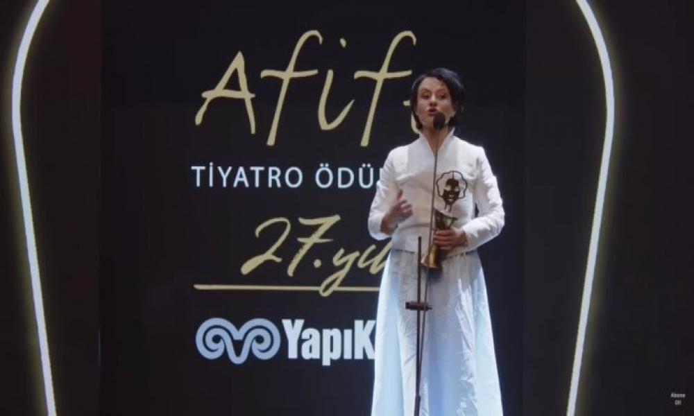 Afife Tiyatro Ödülleri'nde Tamer Karadağlı'ya teşekkür eden Sükun Işıtan'a protesto: Salondan yuhalama ve ıslık sesleri yükseldi