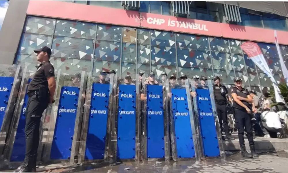 CHP İstanbul il binasının polis çemberine alınmasını eleştiren 3 genç, bir aydır tutuklu