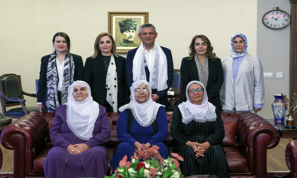 Barış Anneleri, Özgür Özel’i ziyaret etti
