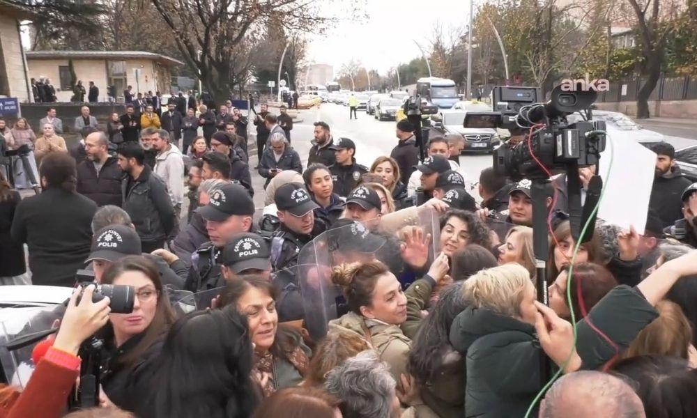 Meclis önünde cinsel istismar protestosu: Kadınlar, kendilerini durdurmak isteyen polis barikatını aştı