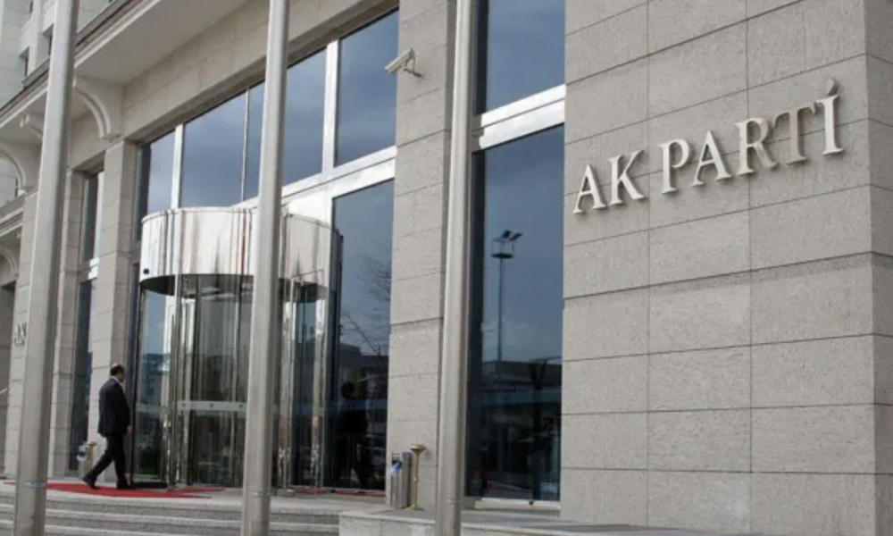 AKP'de dört il başkanı görevden alındı