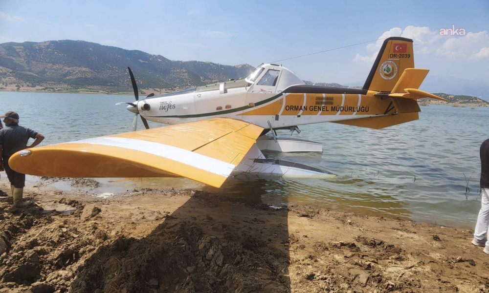 İzmir’de yangına müdahale eden söndürme uçağı baraj göletinden kalkamadı, pilot güvenle tahliye edildi