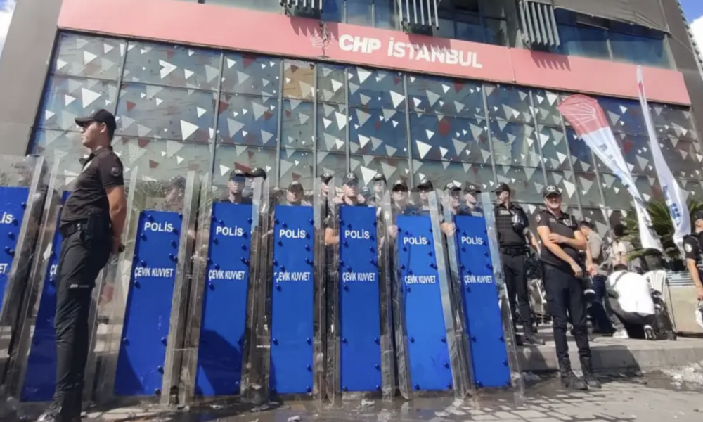 Emniyet'ten CHP İstanbul İl Başkanlığı'nda biber gazı kullanımı açıklaması: Kanunsuz ve suç teşkil eden bir durum yok