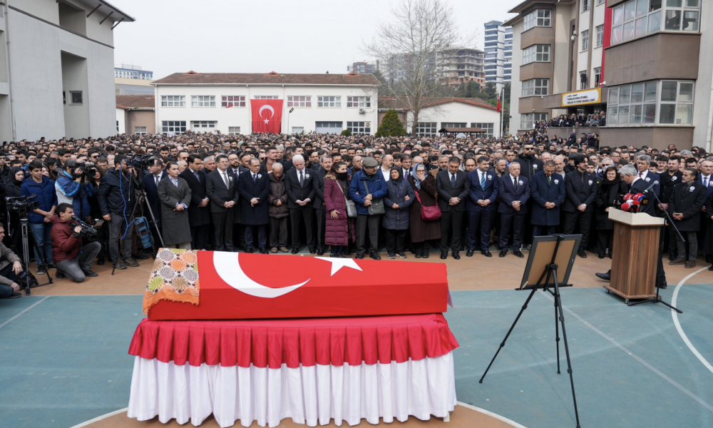 Bir öğrencinin saldırısıyla yaşamını yitiren öğretmen Fatma Nur Çelik için Çekmeköy’deki okulunda tören düzenlendi: Bakan Yardımcısı Yılmaz konuşurken “Güvenlik yok” sloganı atıldı