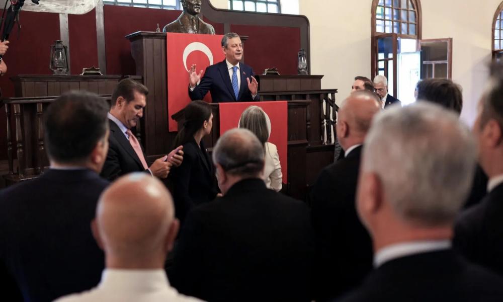 Özgür Özel, Hacı Bayram'da namaz kılıp Birinci Meclis'e yürüdü: Yeni Parti ilk seçime kadar ana muhalefet olacak, sonra iktidar olacağız!