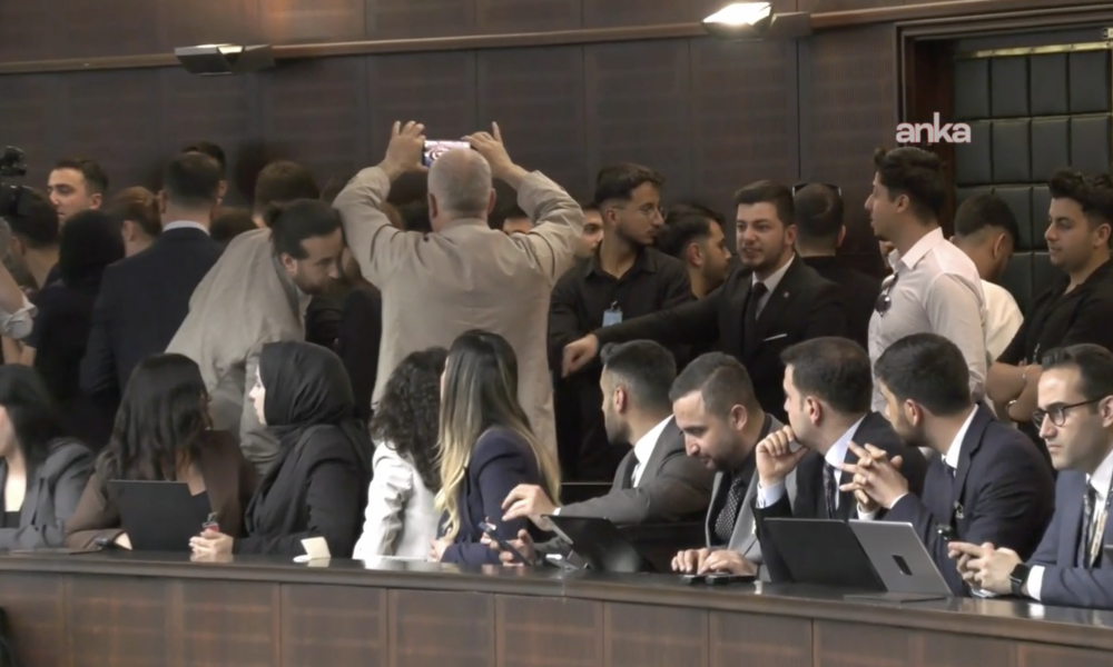 AKP grup toplantısında slogan atan partililer ile gazeteciler arasında gerilim