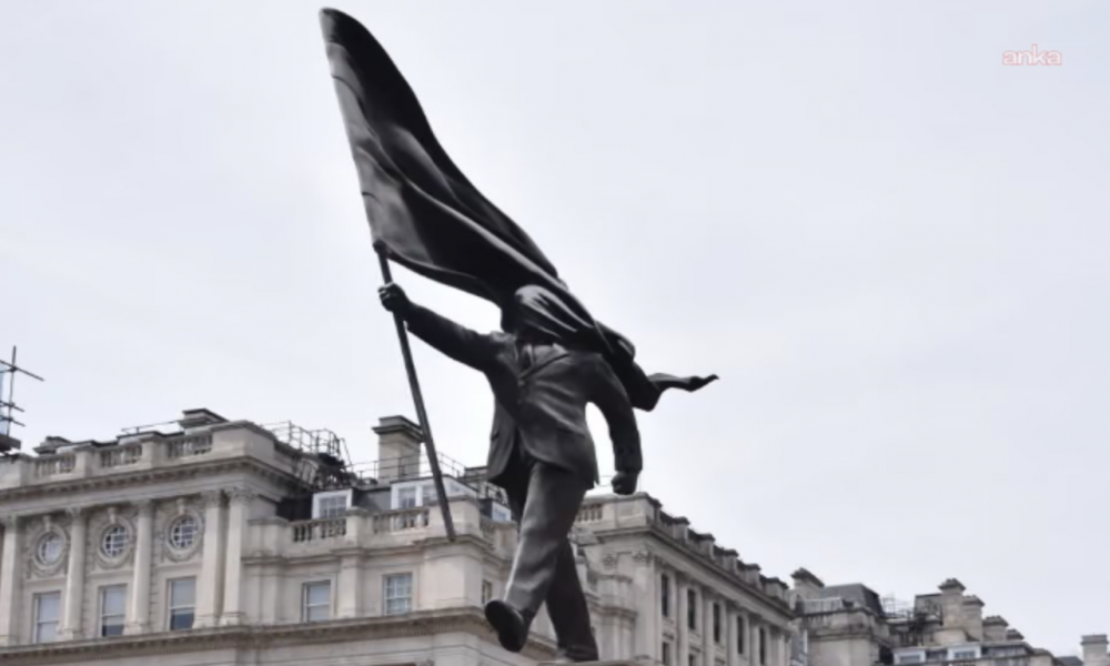 Banksy, Londra’nın merkezine yerleştirilen heykelin kendisine ait olduğunu doğruladı