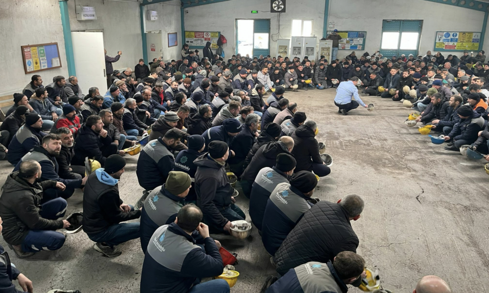 Soma'da Anadolu maden işçileri maaşlarını alamadıkları gerekçesiyle iş bıraktı