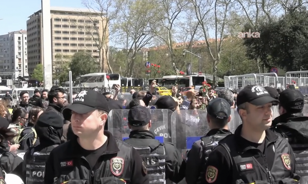 Taksim'de 1 Mayıs 77 anmasına polis müdahalesi, gözaltına alınanlar oldu