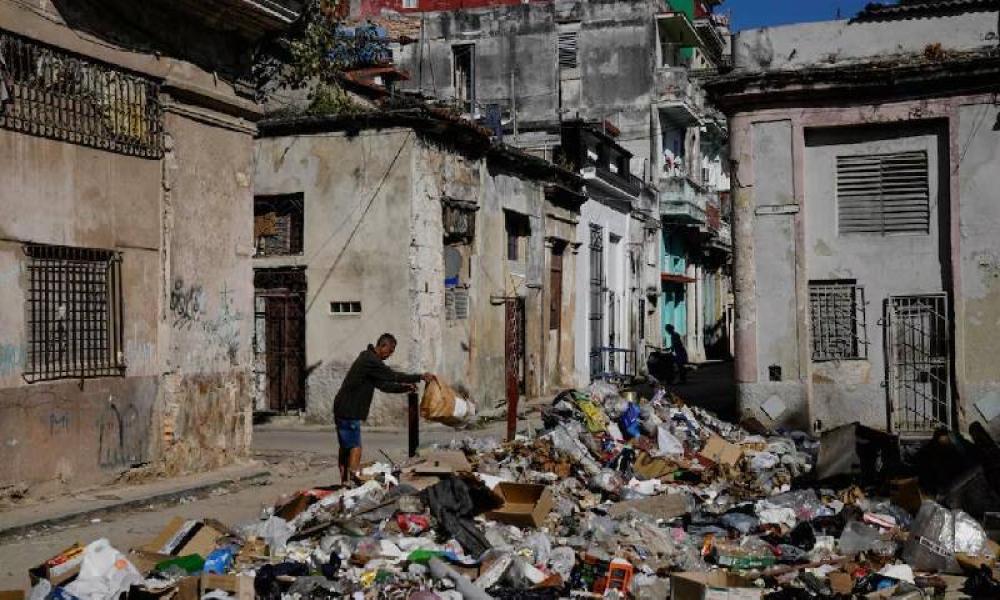 ABD ambargosu Küba’da hayatı felç etti: Başkentte çöp krizi
