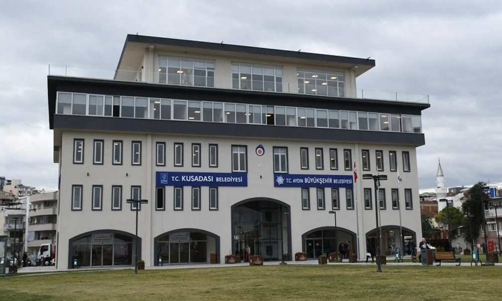 Kuşadası Belediyesi'ne operasyon: 15 kişi gözaltına alındı