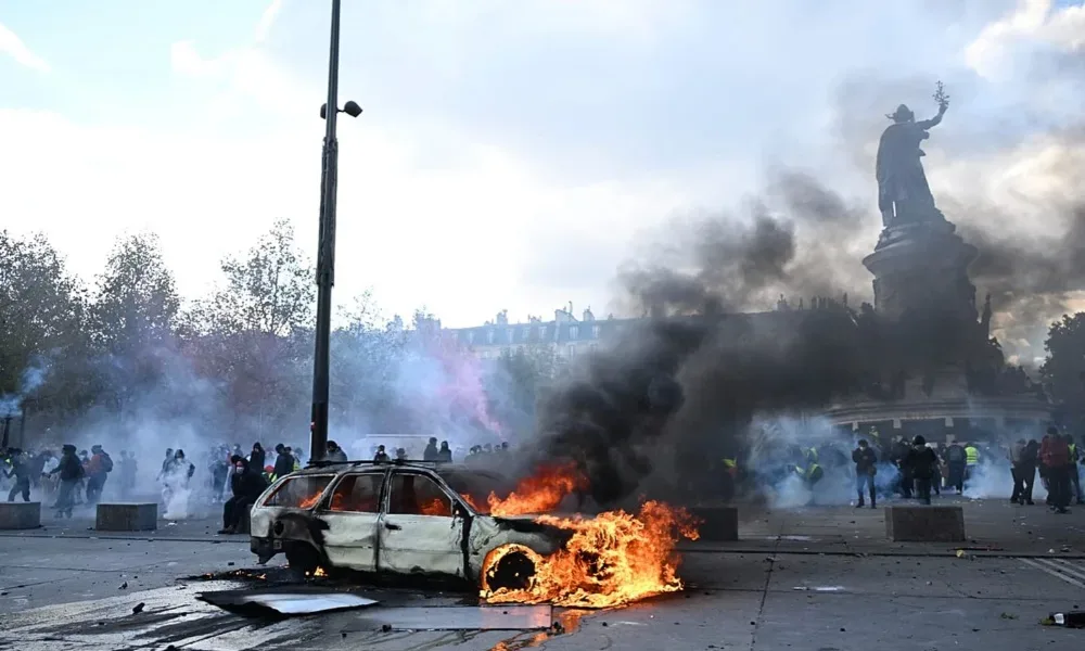 Fransa'da protestoların ardından bazı kentlerde kısmi sokağa çıkma yasakları